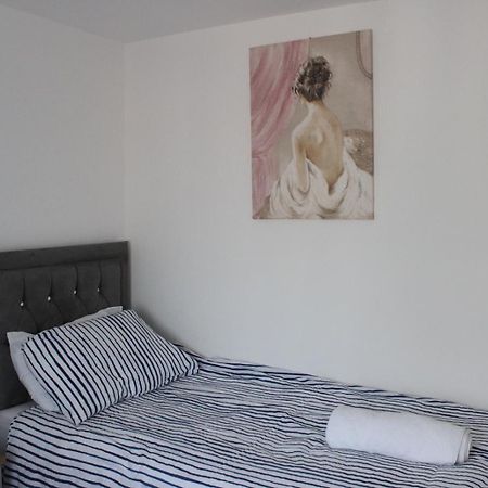 Exquisite And Modern 2 Bed Maisonette Harmondsworth Exterior foto